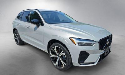 2023 Volvo XC60 Ultimate Dark
