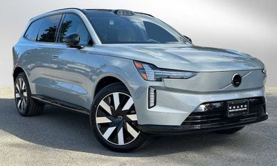 2025 Volvo EX90 Plus