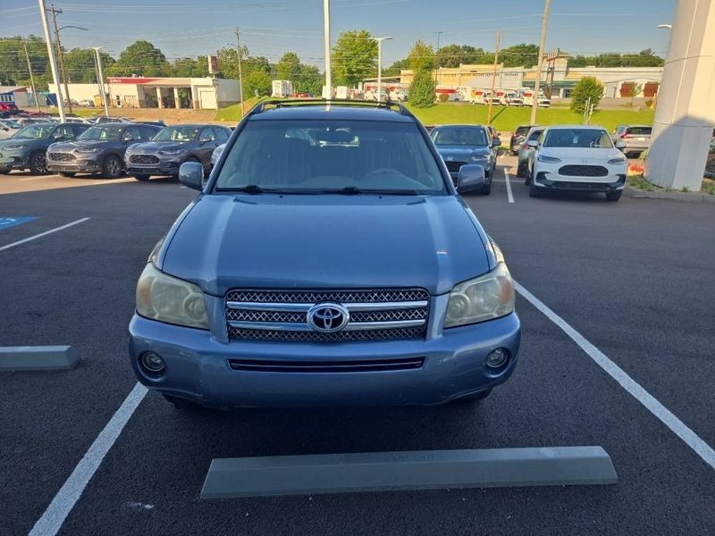 2007 Toyota Highlander — a typically priced live listing