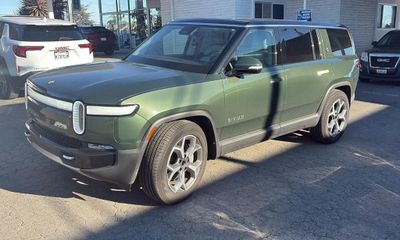 2024 Rivian R1S Adventure