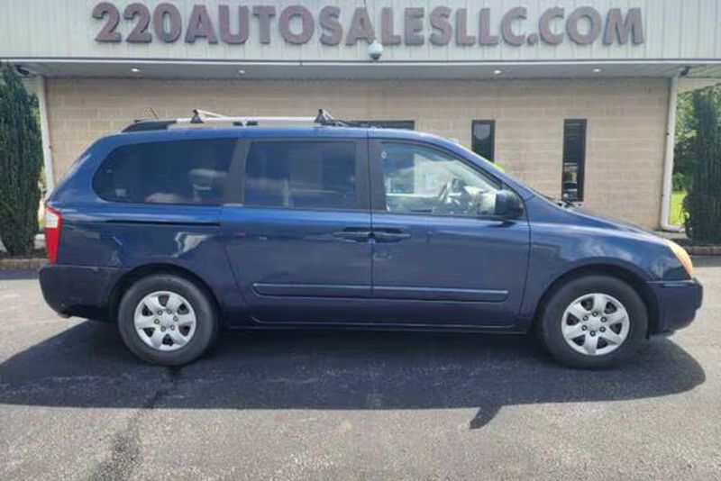 2009 Kia Sedona — a typically priced live listing