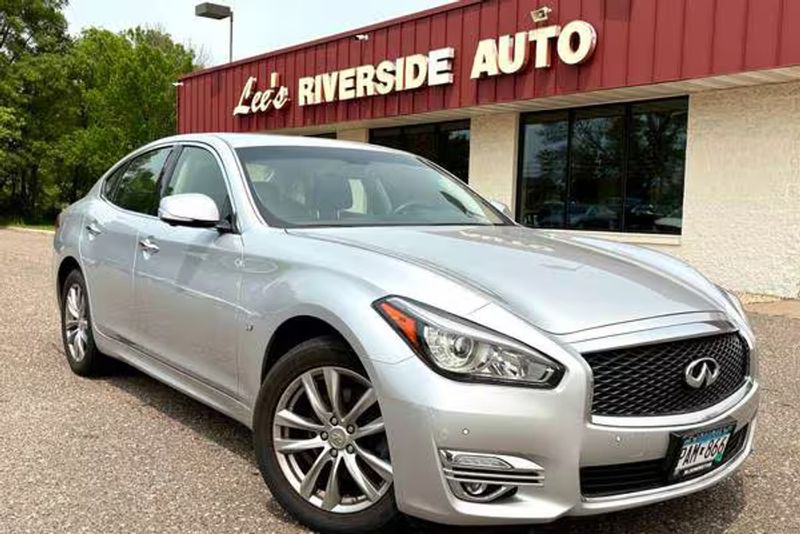 2016 Infiniti Q70 — a typically priced live listing