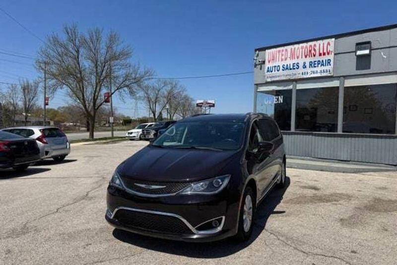 2019 Chrysler Pacifica — a typically priced live listing