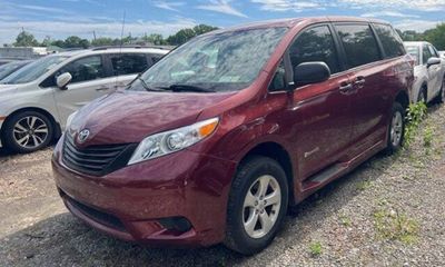 2011 Toyota Sienna Base 7 Passenger