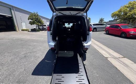 2026 Chrysler Voyager LX