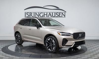 2026 Volvo XC60 Plus Dark