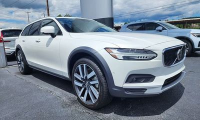 2025 Volvo V90CC Ultra
