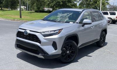 2024 Toyota RAV4 SE
