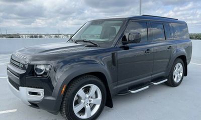 2023 Land Rover Defender 130 SE