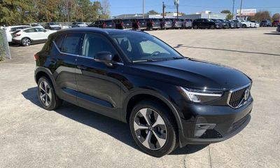 2023 Volvo XC40 Plus Bright