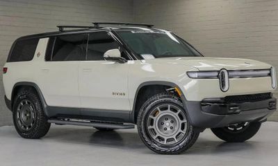 2025 Rivian R1S Adventure