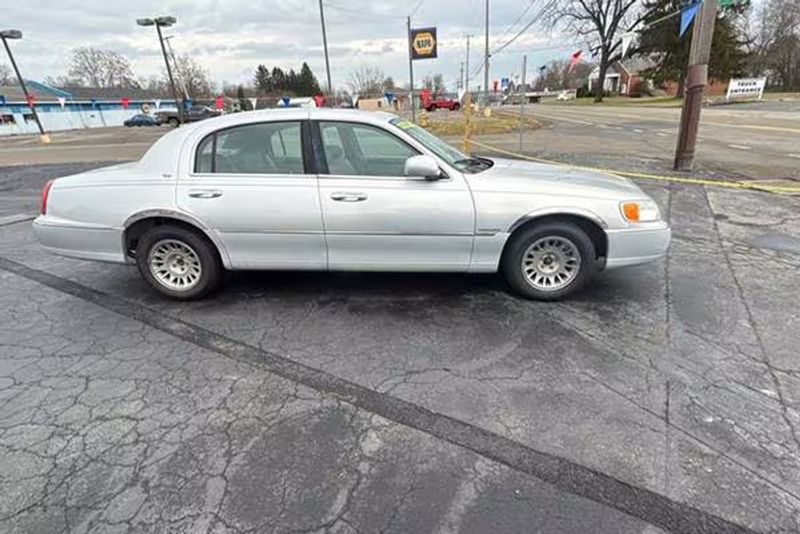 2000 Lincoln Town Car — a typically priced live listing