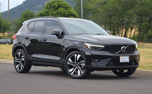 2024 Volvo XC40 Plus Dark