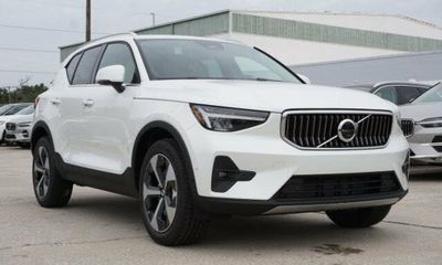 2023 Volvo XC40 Plus Bright