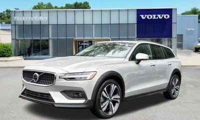 2025 Volvo V60CC Plus