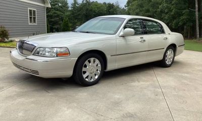 2005 Lincoln Town CAR Signature Limited