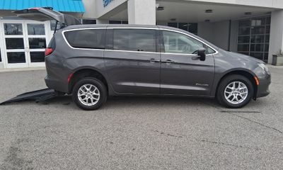 2022 Chrysler Voyager LX