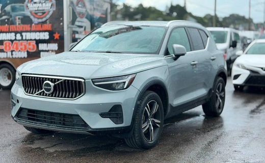 2025 Volvo XC40 Core
