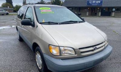 2000 Toyota Sienna LE XLE