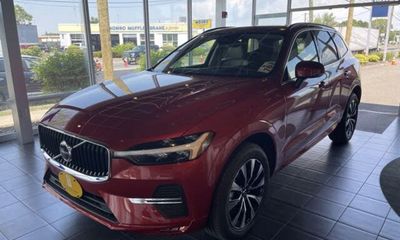 2023 Volvo XC60 Core Bright Theme