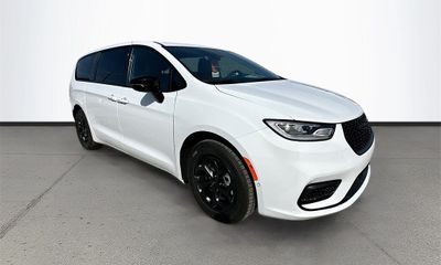 2024 Chrysler Pacifica Select