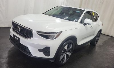 2024 Volvo XC40 Plus Bright