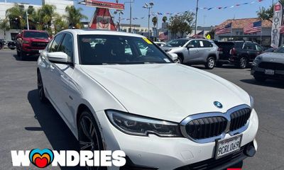 2022 BMW 330e Hybrid Plug