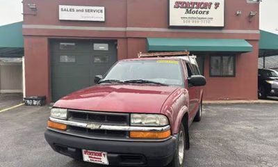 2002 Chevrolet S-10 Pickup XL