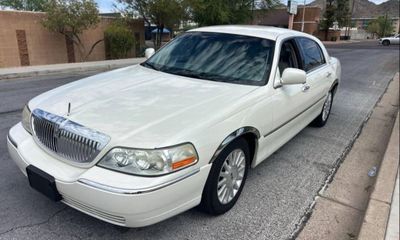 2004 Lincoln Town CAR Executive Signature