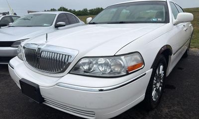 2010 Lincoln Town CAR Signature Limited