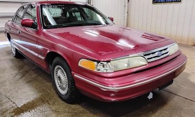 1995 Ford Crown Victoria Standard