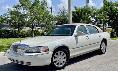2005 Lincoln Town CAR Signature Limited
