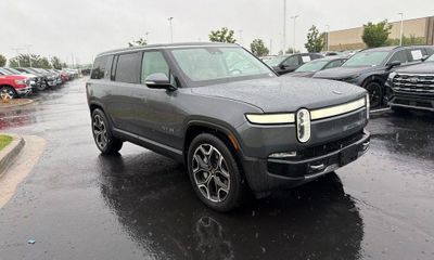 2024 Rivian R1S Adventure