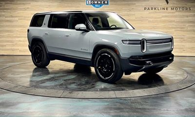 2025 Rivian R1S Adventure