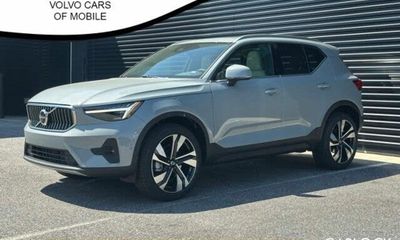 2025 Volvo XC40 Ultra Bright
