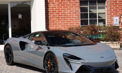 2023 McLaren Artura Performance