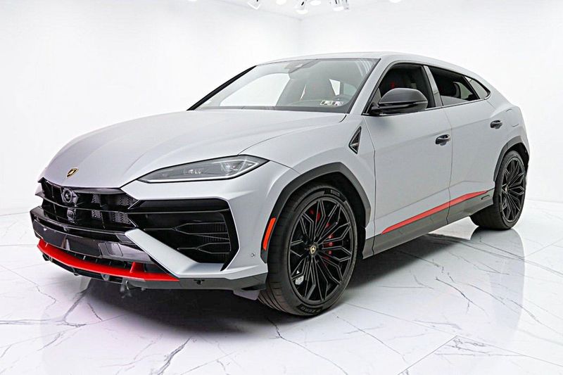 2025 Lamborghini Urus — a typically priced live listing