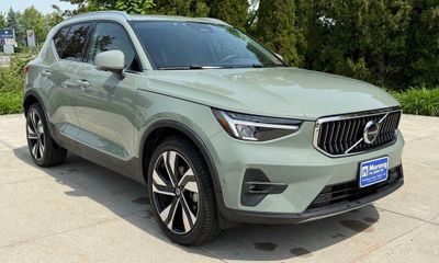 2023 Volvo XC40 Plus Bright