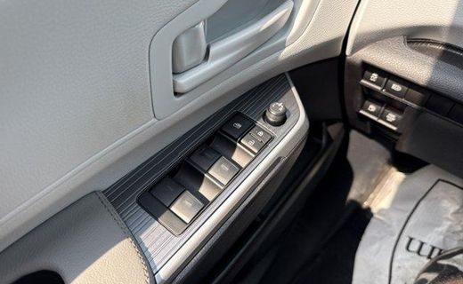 2025 Toyota Sienna LE