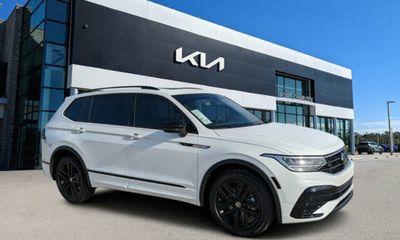 2022 Volkswagen Tiguan SE Black