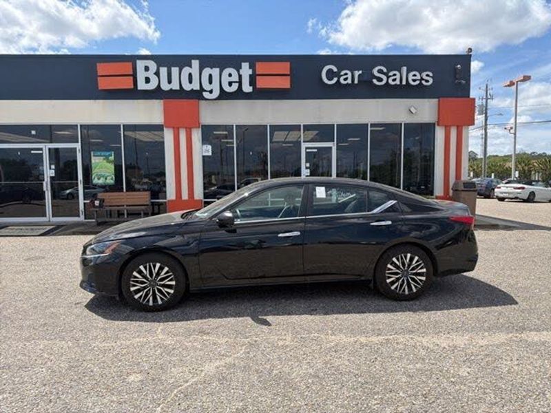 2025 Nissan Altima — a typically priced live listing