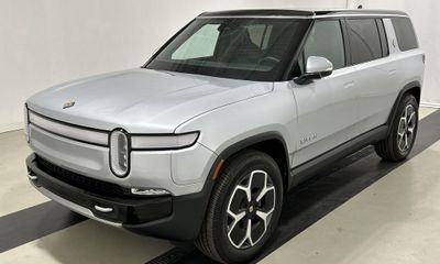 2024 Rivian R1S Adventure