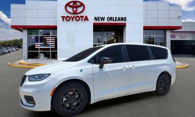 2024 Chrysler Pacifica Select