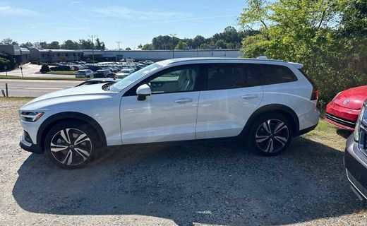 2023 Volvo V60CC B5 Plus