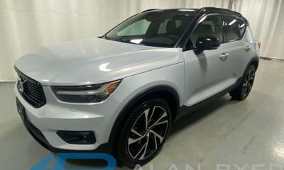 2022 Volvo XC40 R Design