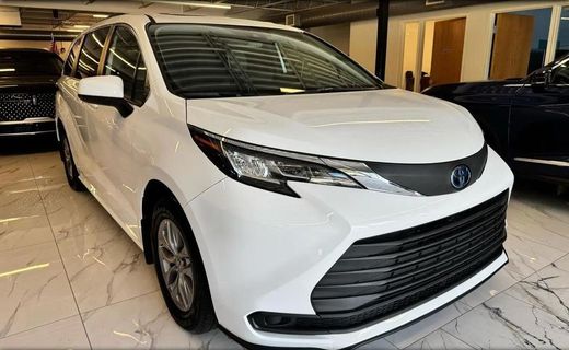 2025 Toyota Sienna LE