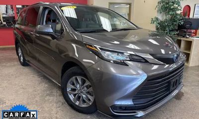 2023 Toyota Sienna LE