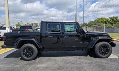 2023 Jeep Gladiator Sport