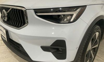 2024 Volvo XC40 Plus Bright