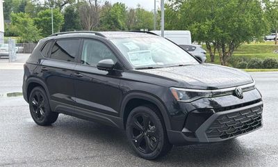 2026 Volkswagen Taos 4Motion SE Black